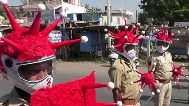 Экипировка индийской полиции изображает коронавирус