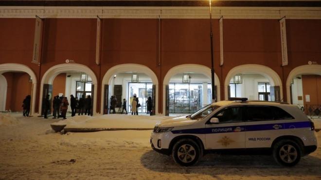Полиция перед зданием Третьяковской галереи