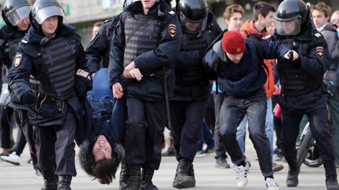 Россия. Москва. 26 марта 2017. Во время задержания участников несанкционированной акции оппозиции против коррупции на Пушкинской площади.