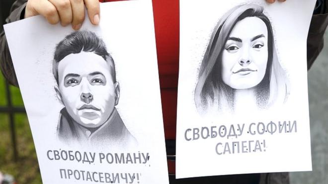 Плакаты с требованием освободить Романа Протасевича и Софию Сапегу в Риге