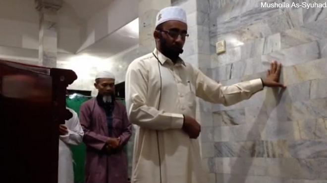 На видео, снятом в Индонезии во время землетрясения, видно, что имам продолжает молитву несмотря на трясущиеся стены мечети.