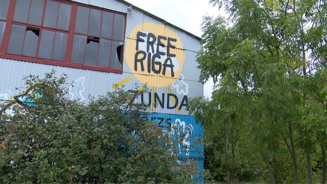 Сообщество Free Riga осваивает пустующие дома в городе. Желающие могут поселиться там за скромную плату.