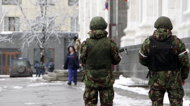 Вооруженные люди без опозновательных знаков на форме возле здания администрации в Луганске