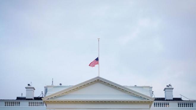 Приспущенный флаг на Белом доме