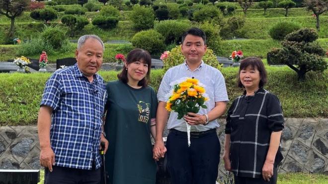Jang Junha (second from the right) and his family visited his brother's grave last summer