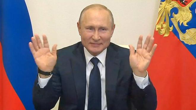 Владимир Путин машет