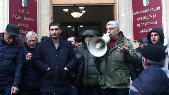 протест у администрации президента Абхазии