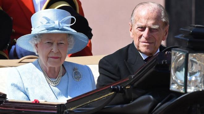 Герцог Единбурзький з'явився на публіці поруч з королевою у суботу