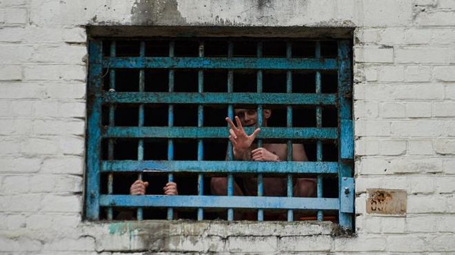 Заключенный за решеткой киевской тюрьмы