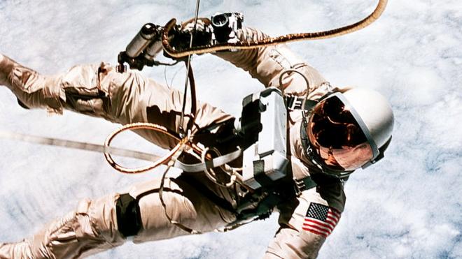 Первый выход американского астронавта в открытый космос, 1965 год