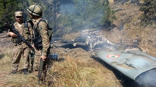 Пакистанские военные сопроводили свое заявление о сбитых самолетах фотографиями
