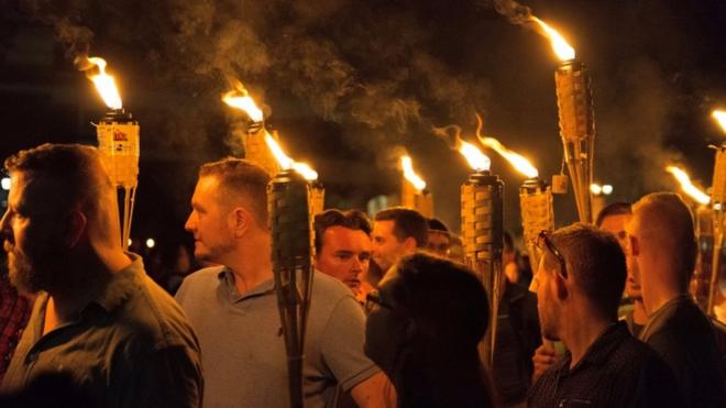Люди несут факелы в Шарлоттсвилле
