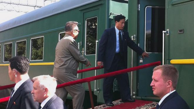 Ким Чен Ир поднимается в бронированный вагон