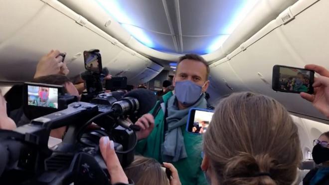 "Чувствую себя гражданином": Навальный летит в Россию