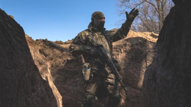 Український військовий на лінії оборони між Херсоном та Миколаєвом