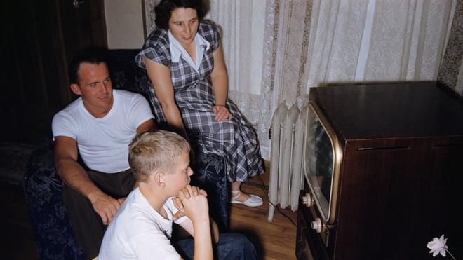 Семья смотрит телевизор в 1954 году