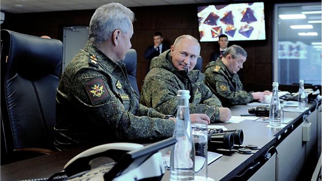 Президент России Владимир Путин улыбался и шутил с министром обороны Сергеем Шойгу