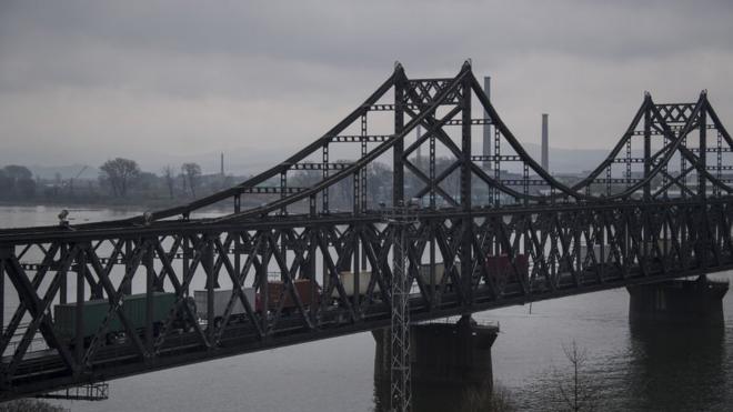 "Мост дружбы" через реку Ялу на северокорейско-китайской границе.