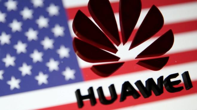 Логотип Huawei на фоне американского флага