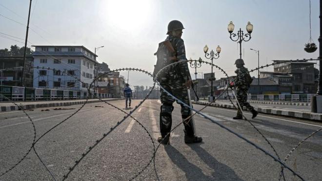 Индийские солдаты блокируют дорогу в Кашмире