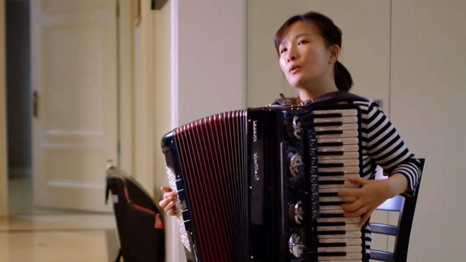 Когда-то Ю Хун Джо играла на аккордеоне в патриотическом ансамбле в Cеверной Корее.