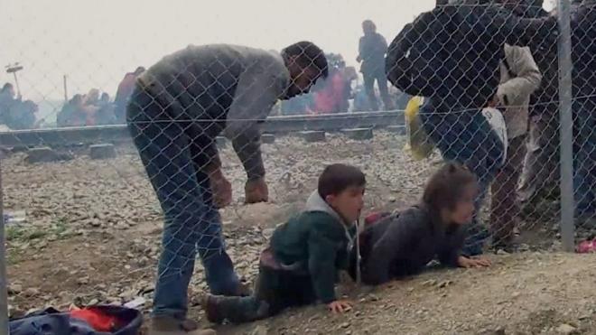 беженцы пересекают границу