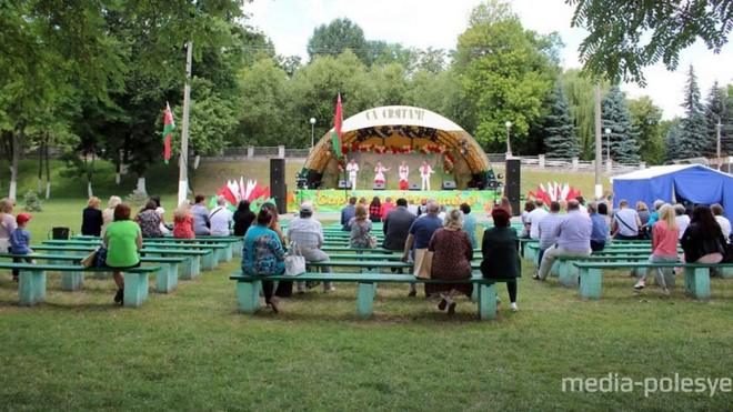 Акция в поддержку Лукашенко в Пинске прошла в формате концерта.