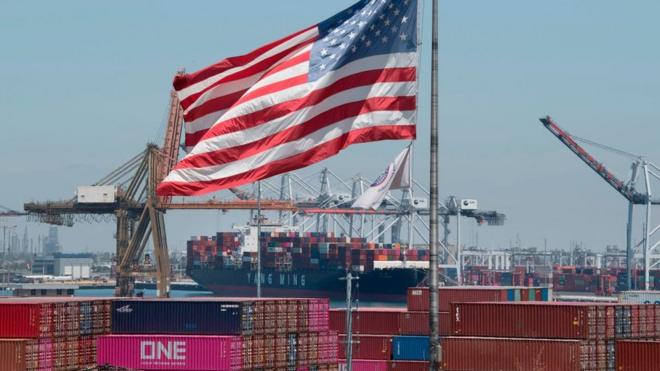 Контейнеровоз под американским флагом разгружает товары из Азии в калифорнийском порту
