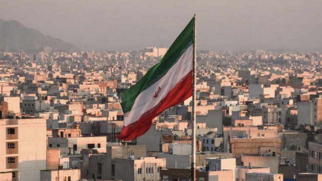 العلم الإيراني يرفرف فوق سماء مدينة طهران