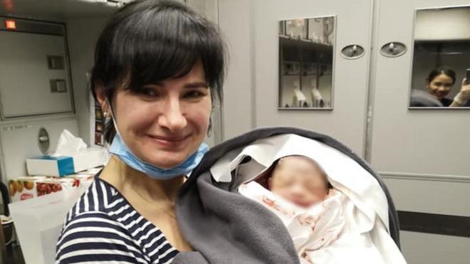 Алена Федченко с ребенком, родившимся на борту самолета Qatar Airways