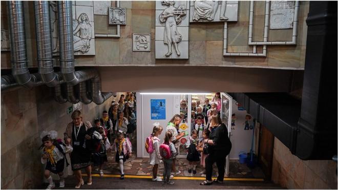Дети в школьной форме в метро