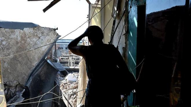 Харьков. На крыше разрушенного российским ракетным ударом здания