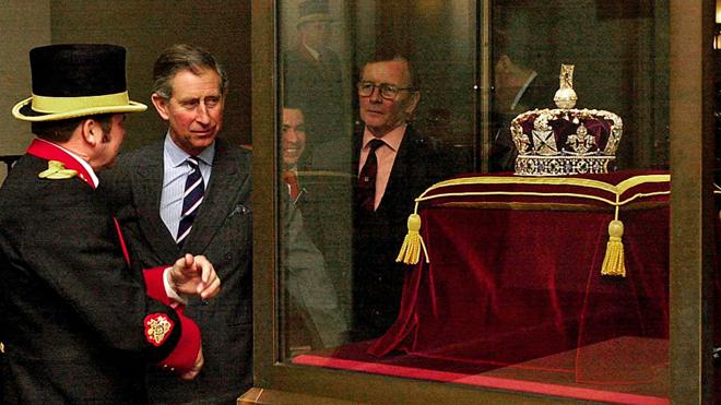 2003 год. Чарльз, тогда еще принц Уэльский, разглядывает императорскую корону