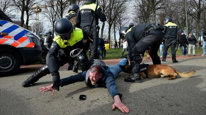 В Гааге на демонстрации против карантина арестовали нескольких человек