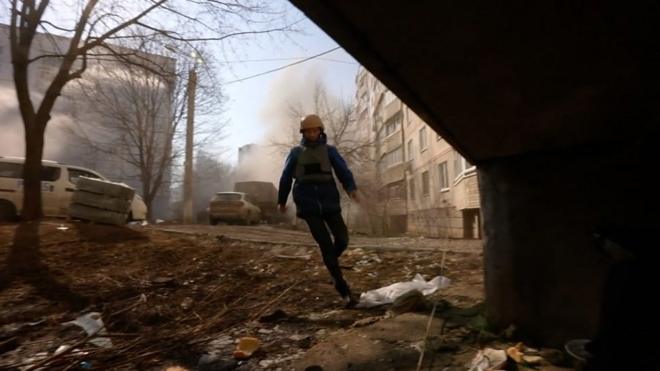 Čovek beži u zaklon od ruskog napada