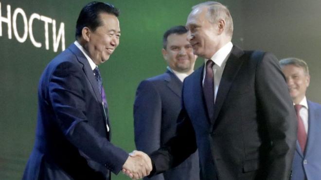 Президент Интерпола Мэн Хунвэй и президент России Владимир Путин на конференции по кибербезопасности в этом году в Москве