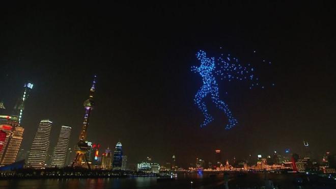 "Человек" из дронов "шагает" по небу над Шанхаем.
