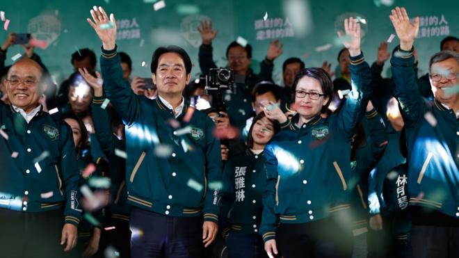 赖清德（中左）、萧美琴（中右）在台北开票集会上向群众致意（13/1/2024）