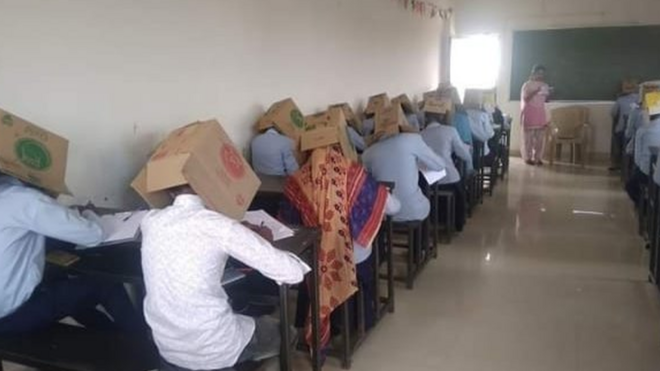 В Индии разыгрался скандал в связи с попавшими в социальные сети фотографиями учащихся колледжа, сдающих экзамены с коробками на головах.