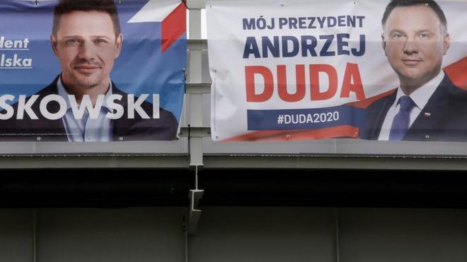 Агитационные плакаты в поддержку Рафала Тшасковского (слева) и Анджея Дуды (справа) на эстакаде в Польше
