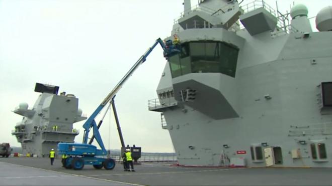 Британия спустила на воду новый авианосец, самый большой изо всех когда бы то ни было построенных в стране.