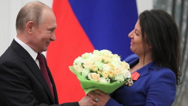 Президент России Владимир Путин вручает цветы главному редактору RT Маргарите Симоньян