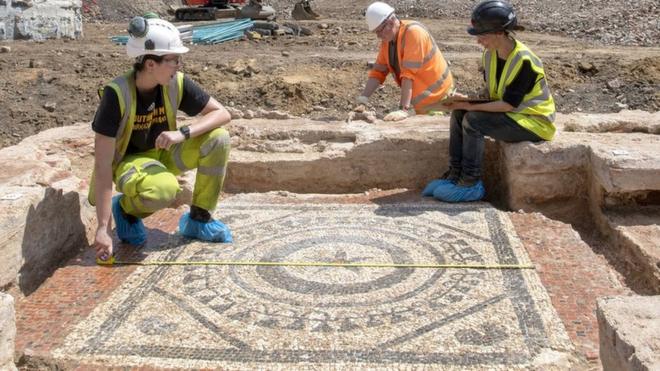 Archaeologists on the mosaic