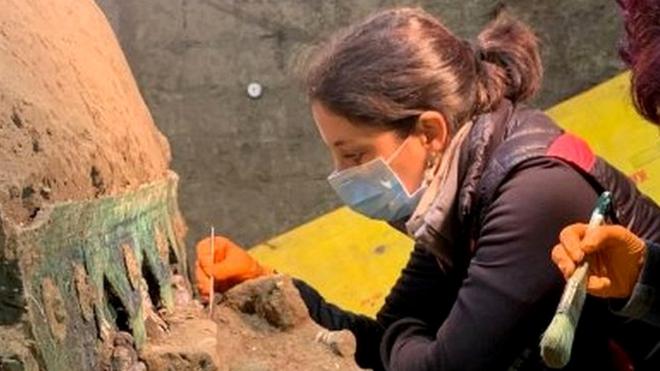 Археологи работают на раскопках в Помпеях