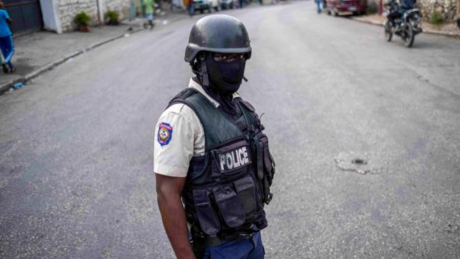Un policier haïtien monte la garde à Port-au-Prince