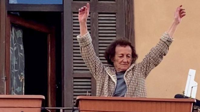 Пенсионерка танцует на балконе