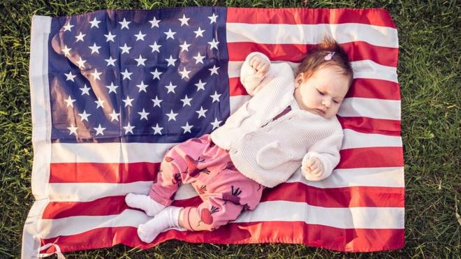 Ребенок на фоне флага США