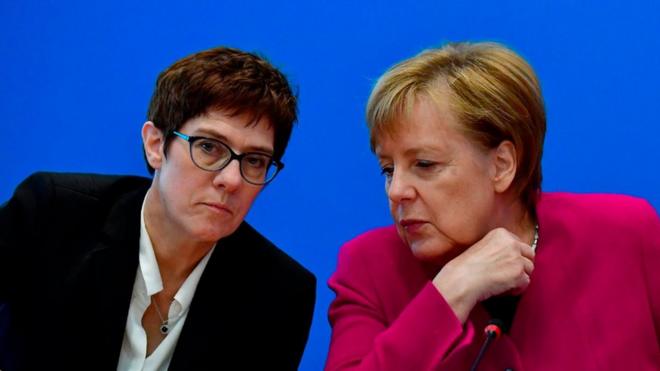 Аннегрет Крамп-Карренбауэр (слева) считается фавориткой Ангелы Меркель