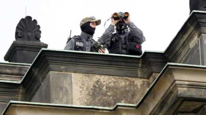 Полицейские наблюдают за подступами к месту встречи Бильдербергского клуба в Дрездене (2016 год)
