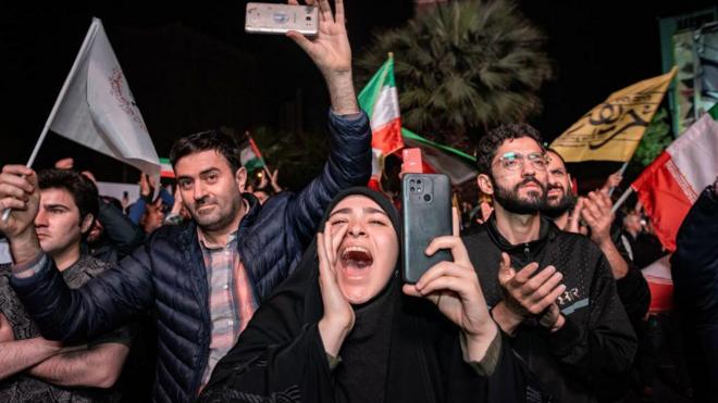 Люди празднуют нападения Ирана на Израиль